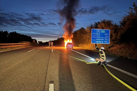 Der 33 Jahre alte Fahrer hielt am Standstreifen und wählte den Notruf. Foto: -/Feuerwehr Ilsfeld/dpa