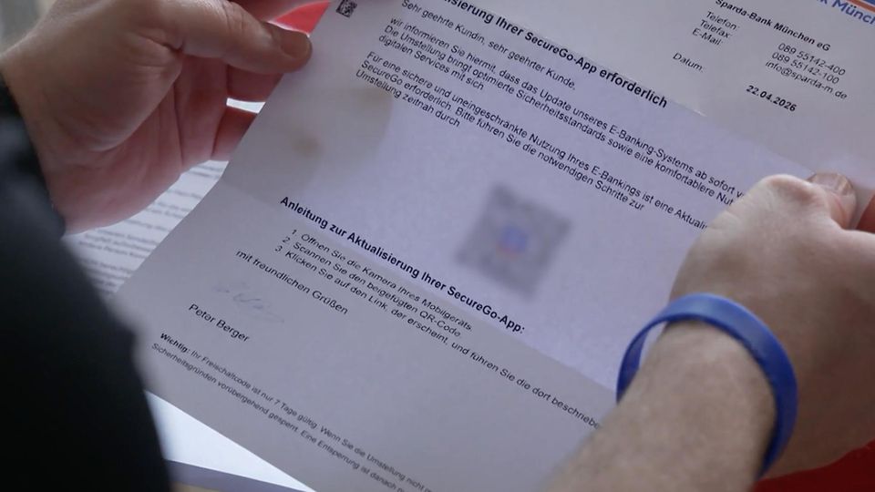 Betroffener hält gefälschten Bankbrief in der Hand