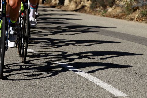 Bei dem Unfall verletzten sich drei Teilnehmer des Radrennens. (Symbolbild) Foto: David Pintens/Belga/dpa
