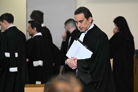Der Verteidiger des mutmaßlichen Clan-Chefs wirft der Polizei vor, seinen Mandanten mit unlauteren Methoden abgehört zu haben. F