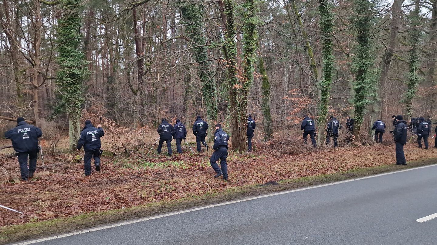 Bereits im vergangenen Jahr suchten Polizisten nach einem seit 2024 vermissten Mann aus Rathenow im Havelland. (Archivbild) Foto