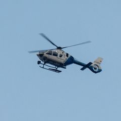 Der Luftretter wurde von einem Polizeihubschrauber abgeseilt. (Illustration) Foto: Armin Weigel/dpa