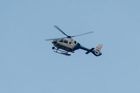 Der Luftretter wurde von einem Polizeihubschrauber abgeseilt. (Illustration) Foto: Armin Weigel/dpa