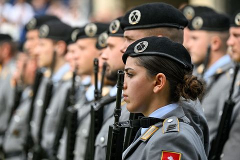 Dienst an der Waffe: Für Frauen gilt weiter die Freiwilligkeit, ein neues Wehrpflichtmodell erfasst nur junge Männer – beides soll die personelle Aufstockung der Bundeswehr sichern.