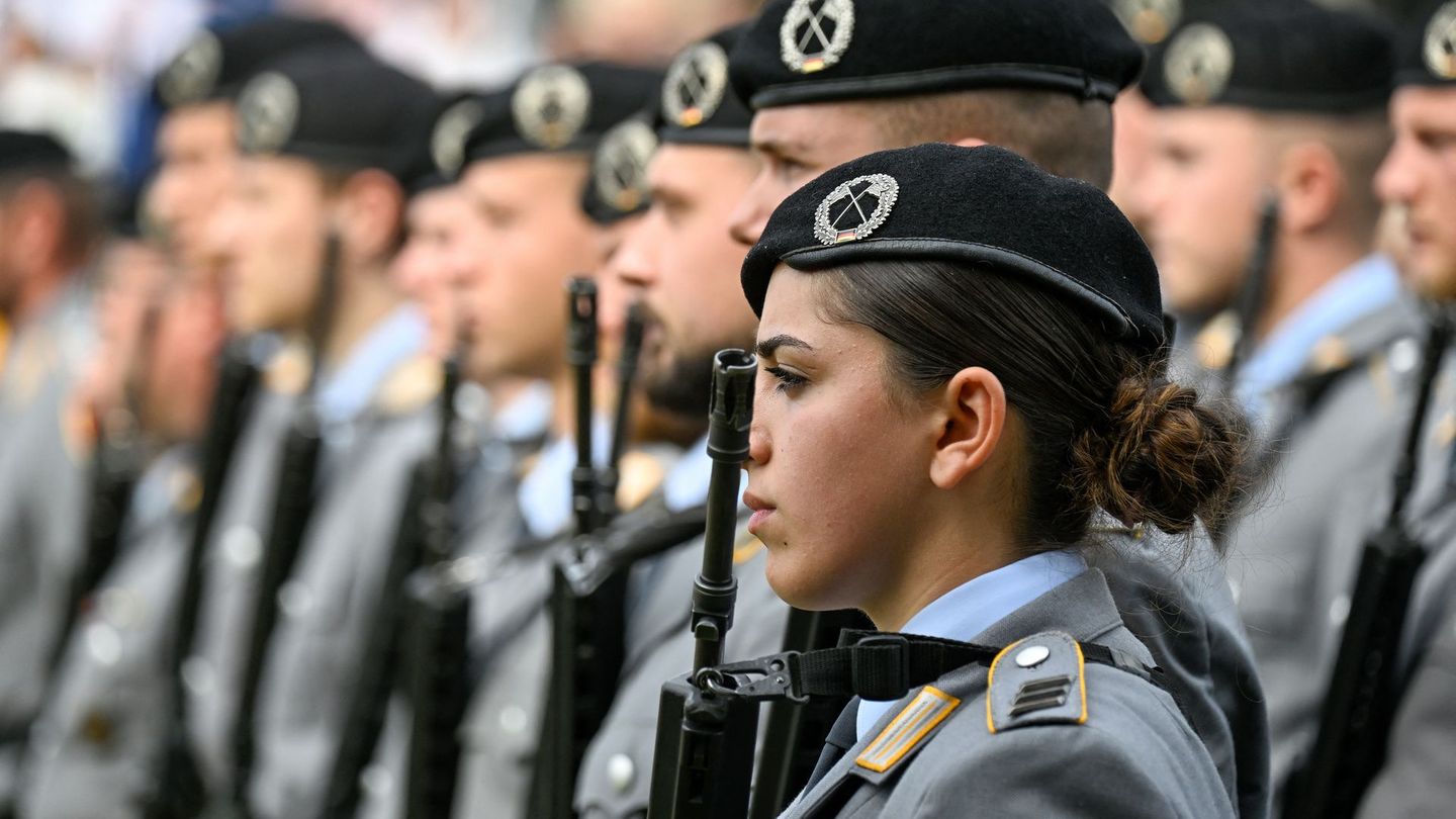 Dienst an der Waffe: Für Frauen gilt weiter die Freiwilligkeit, ein neues Wehrpflichtmodell erfasst nur junge Männer – beides soll die personelle Aufstockung der Bundeswehr sichern.