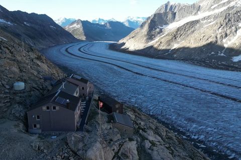 Die Konkordiahütte wird nach dem Zurückweichen des Aletschgletschers immer schwerer erreichbar.