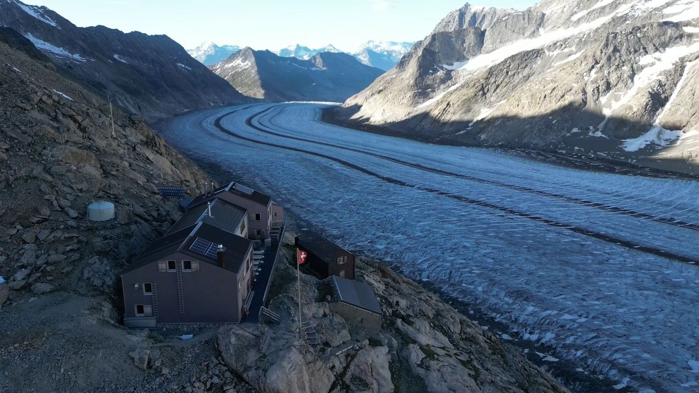Die Konkordiahütte wird nach dem Zurückweichen des Aletschgletschers immer schwerer erreichbar.