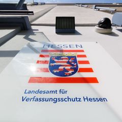 Das Landesamt für Verfassungsschutz ist Verfassungsfeinden auf der Spur. Foto: Lando Hass/dpa