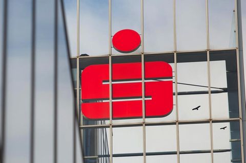 Das Logo der Sparkasse an der Wand einer Filiale, die auch Tagesgeld und Festgeld im Angebot hat