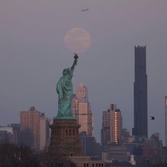 Die Freiheitsstatue vor der Skyline von New York