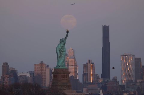 Die Freiheitsstatue vor der Skyline von New York