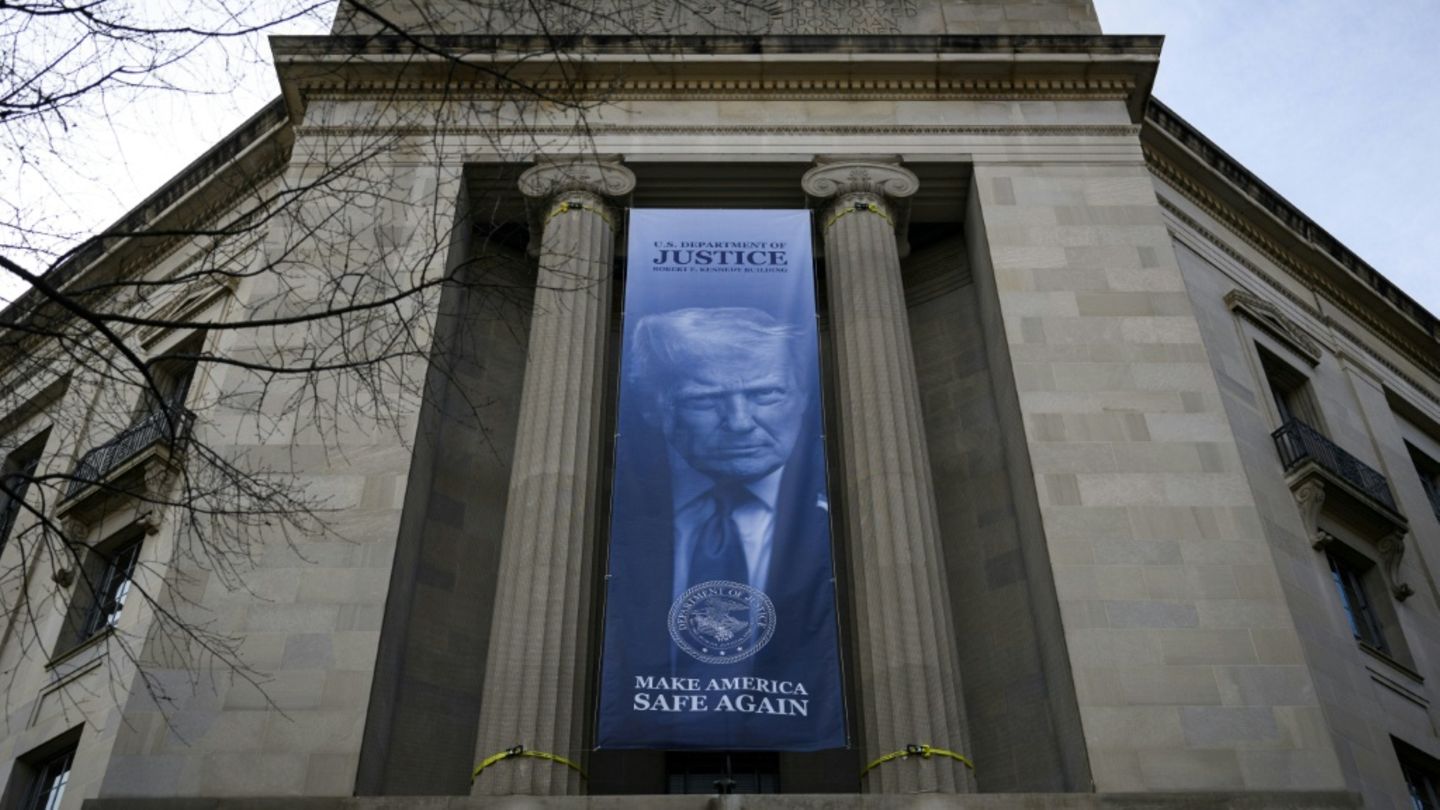 Wandbehang mit Foto von Donald Trump in Washington