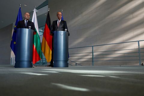 Bundeskanzler Merz (rechts) und der bulgarische Ministerpräsident Radew am Montag in Berlin