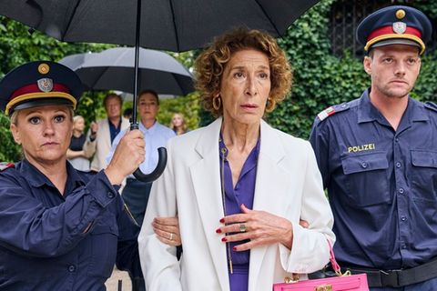 "Mama ist die Best(i)e": Gloria Almeda (Adele Neuhauser) wird von Polizisten abgeführt, weil sie verdächtigt wird, ihren Ehema