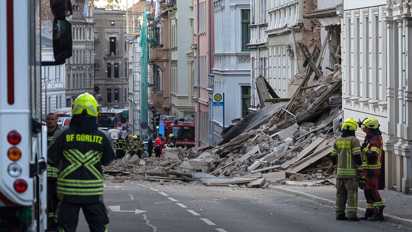 In Görlitz klafft nach einem Hauseinsturz eine Lücke in einer Reihe Altbauten