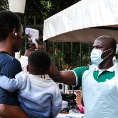 Ein Gesundheitsbeamter untersucht in Kampala Menschen mit einem Thermometer. In Uganda und im Kongo gibt es einen Ebola-Ausbruch