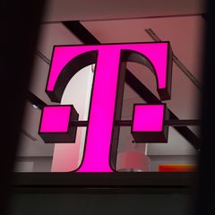 Telekom-Kunden müssen mit Einschränkungen rechnen. (Symbolbild) Foto: Rainer Jensen/dpa/dpa-tmn