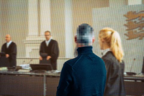 Der angeklagte Physiotherapeut neben seiner Anwältin vor dem Landgericht Ellwangen