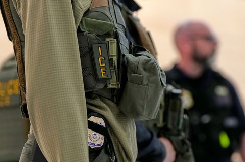 ICE-Beamter wegen Schüssen in Minnesota angeklagt. (Archivbild) Foto: Angelina Katsanis/AP/dpa