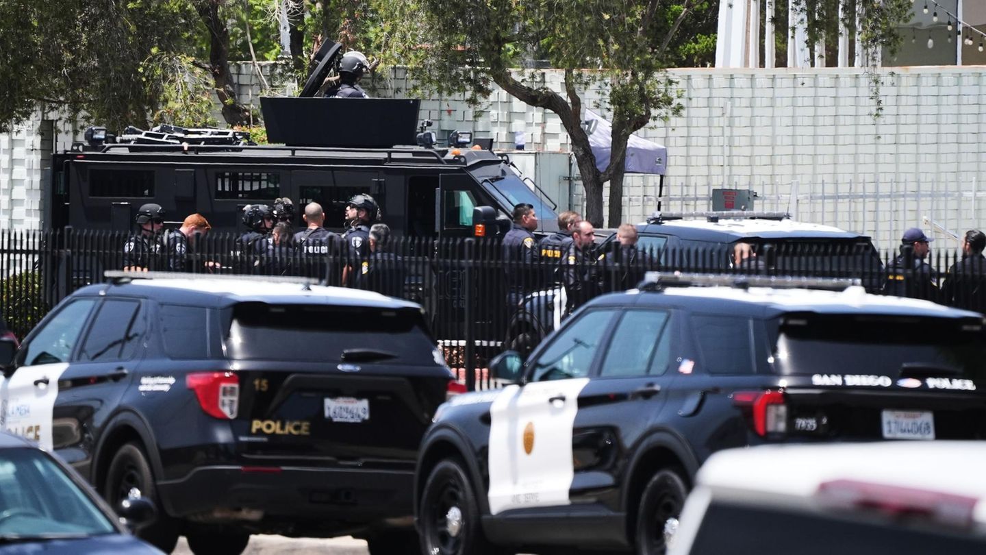 Wagen und Beamte der Polizei von San Diego stehen am islamischen Zentrum
