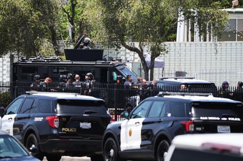 Wagen und Beamte der Polizei von San Diego stehen am islamischen Zentrum