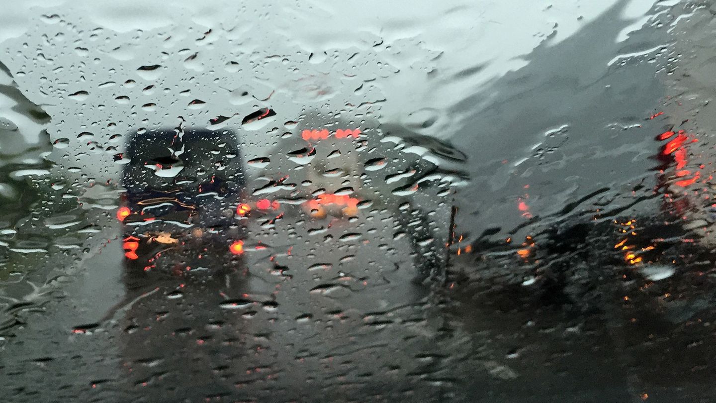 Unfallserie: Unfälle auf A7 bei Regen - ein lebensgefährlich Verletzter