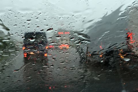 Auf der regennassen A7 passierten kurz hintereinander mehrere Unfälle. (Symbolbild) Foto: picture alliance / dpa
