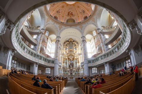 Die Dresdner Frauenkirche hat sich bei einem vom Publikum gefeierten Konzert der spanischen Sopranistin Nuria Rial als idealer K