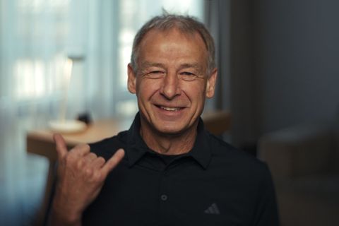 Jürgen Klinsmann, schwäbischer Dickschädel, Motivator und Innovator, wurde 2004 völlig überraschend als deutscher Teamchef Anleiter jener Mannschaft, die 2006 den WM-Titel im eigenen Land jagen sollte. Kaum jemand hatte damals große Erwartungen. Doch es kam anders. Heute, mit 61 Jahren, erinnert sich Klinsmann an diesen Weg.