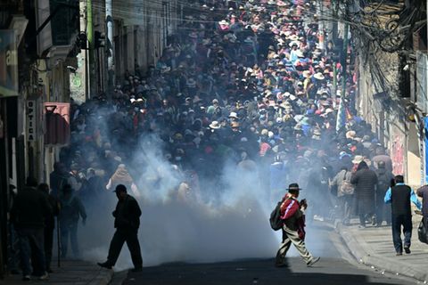 Demonstranten werfen Tränengas