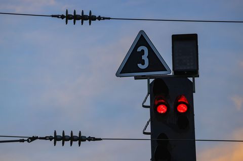 Für den Nahverkehr bedeuteten die Vorfälle oft Verspätungen. (Symbolbild) Foto: Oliver Berg/dpa