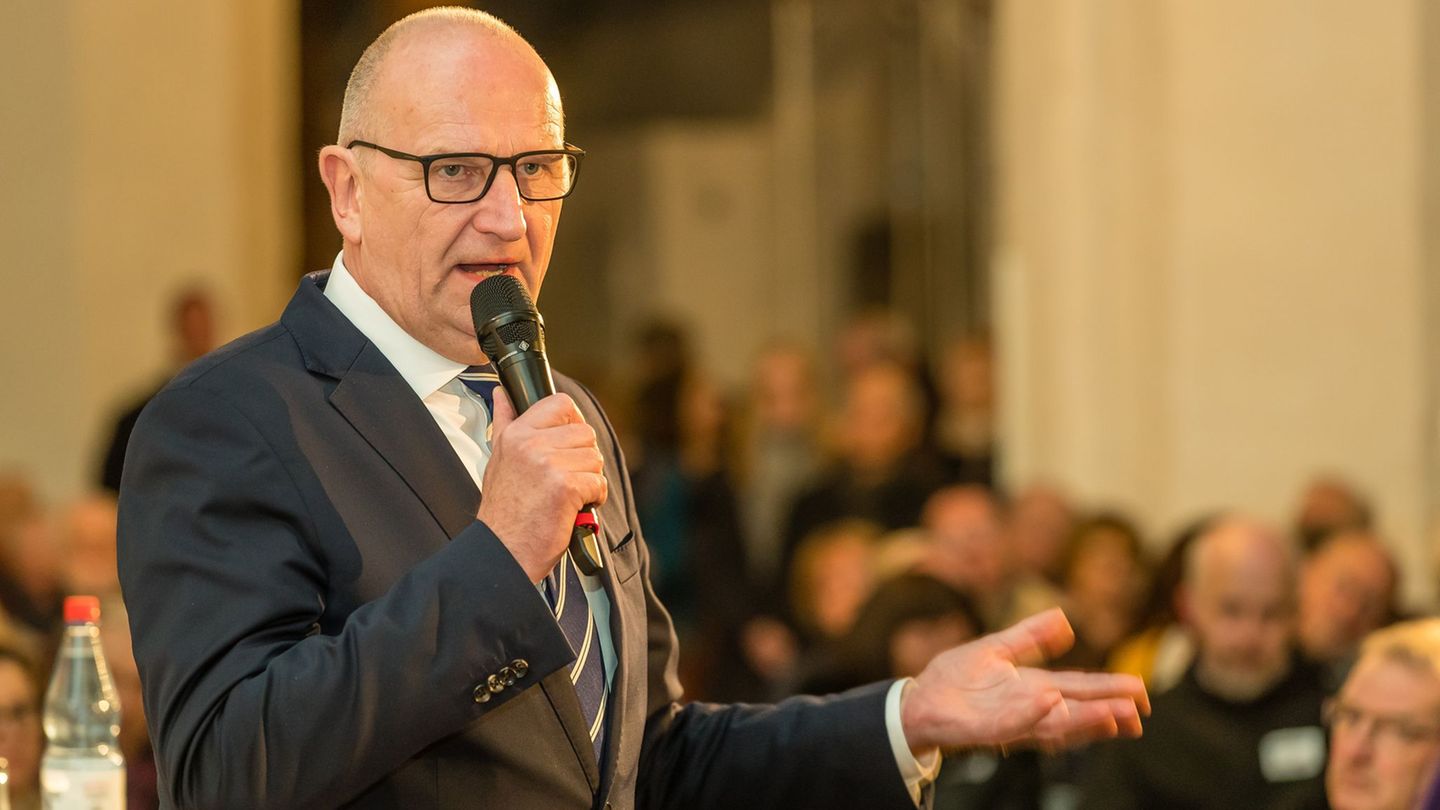 Brandenburgs Ministerpräsident Dietmar Woidke (SPD) und sein Kabinett starten wieder den Bürgerdialog und die Kabinettsrunden in