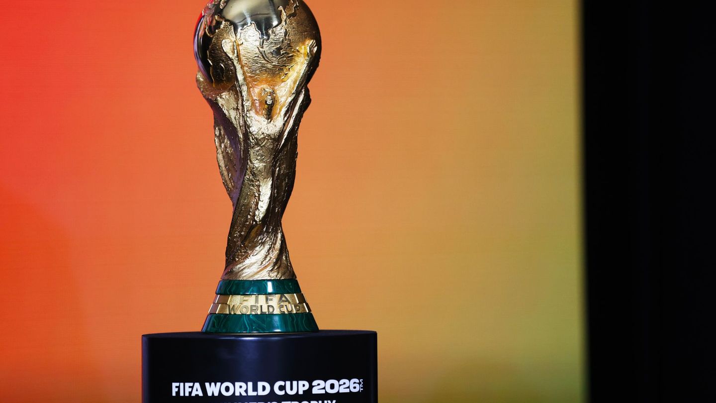 Diese Trophäe ist für den künftigen Fußball-Weltmeister. Foto: Heather Khalifa/AP/dpa