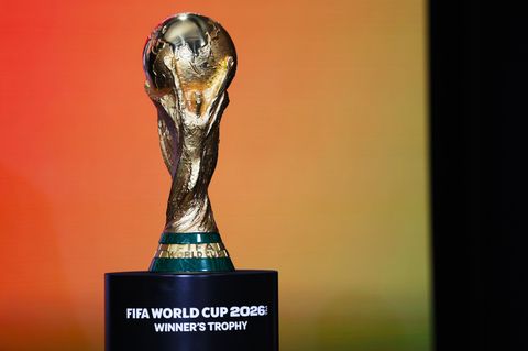 Diese Trophäe ist für den künftigen Fußball-Weltmeister. Foto: Heather Khalifa/AP/dpa