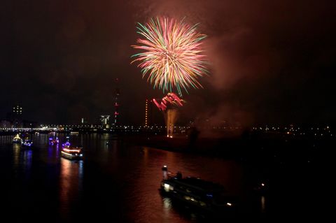 Das japanisches Feuerwerk erhellt den Nachthimmel über dem Rhein. (Archivbild) Foto: Volker Danisch/dpa