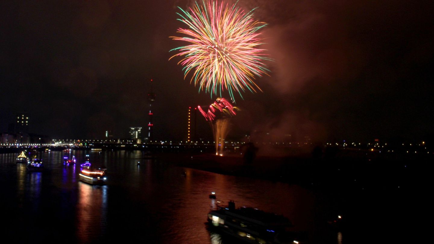 Das japanisches Feuerwerk erhellt den Nachthimmel über dem Rhein. (Archivbild) Foto: Volker Danisch/dpa