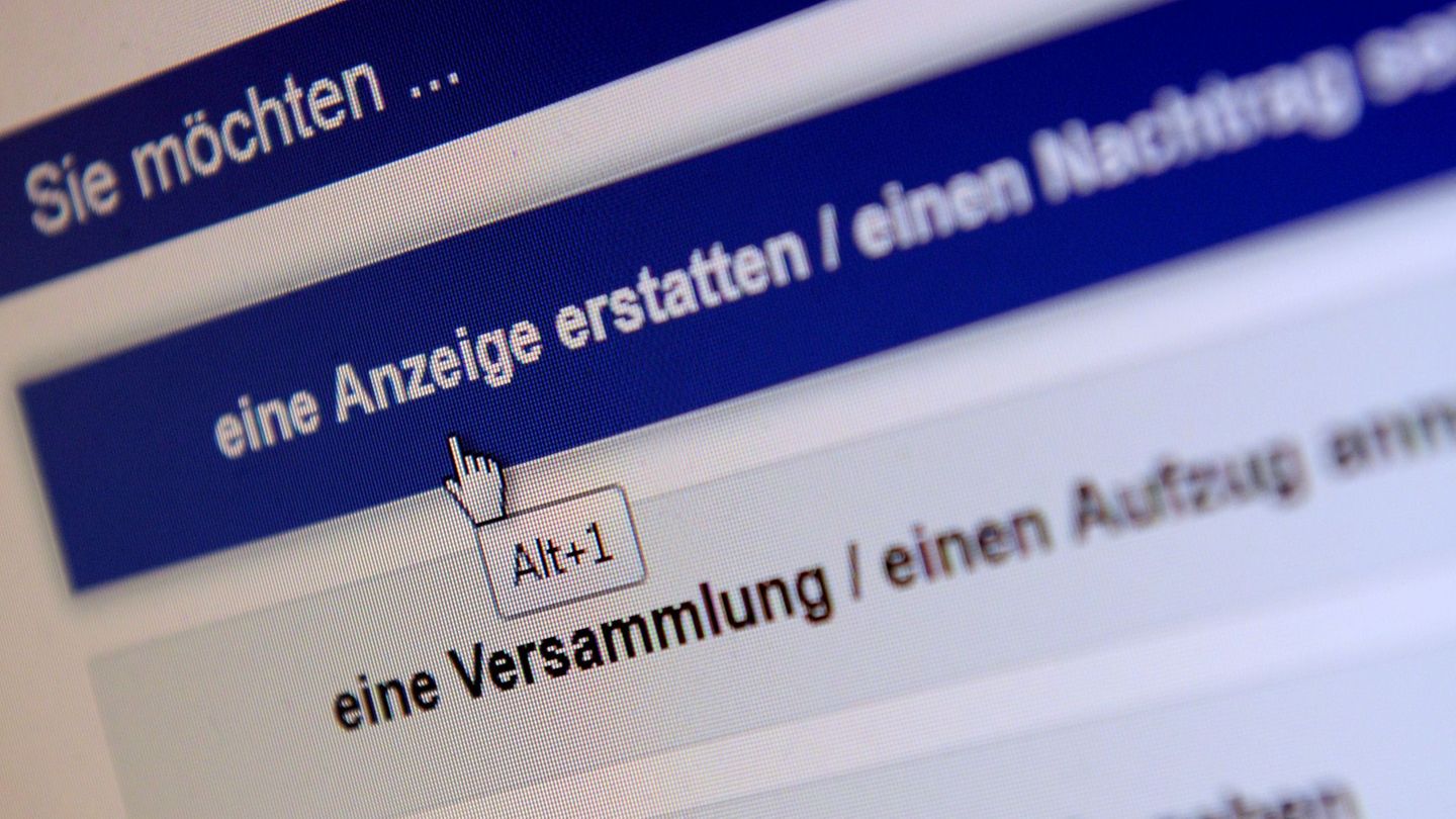 Eine Anzeige elektronisch erstatten und nicht erst einen Beamten im Revier aufsuchen - das machen immer mehr Menschen in Sachsen