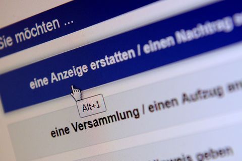 Eine Anzeige elektronisch erstatten und nicht erst einen Beamten im Revier aufsuchen - das machen immer mehr Menschen in Sachsen