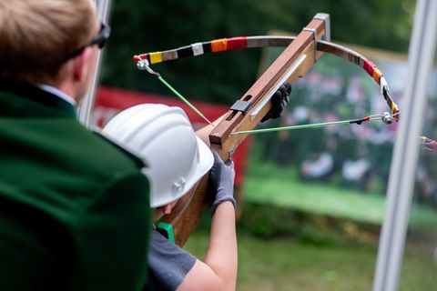 Nur Jungen dürfen beim Kinderschützenfest mit der Armbrust schießen. Foto: Hauke-Christian Dittrich/dpa