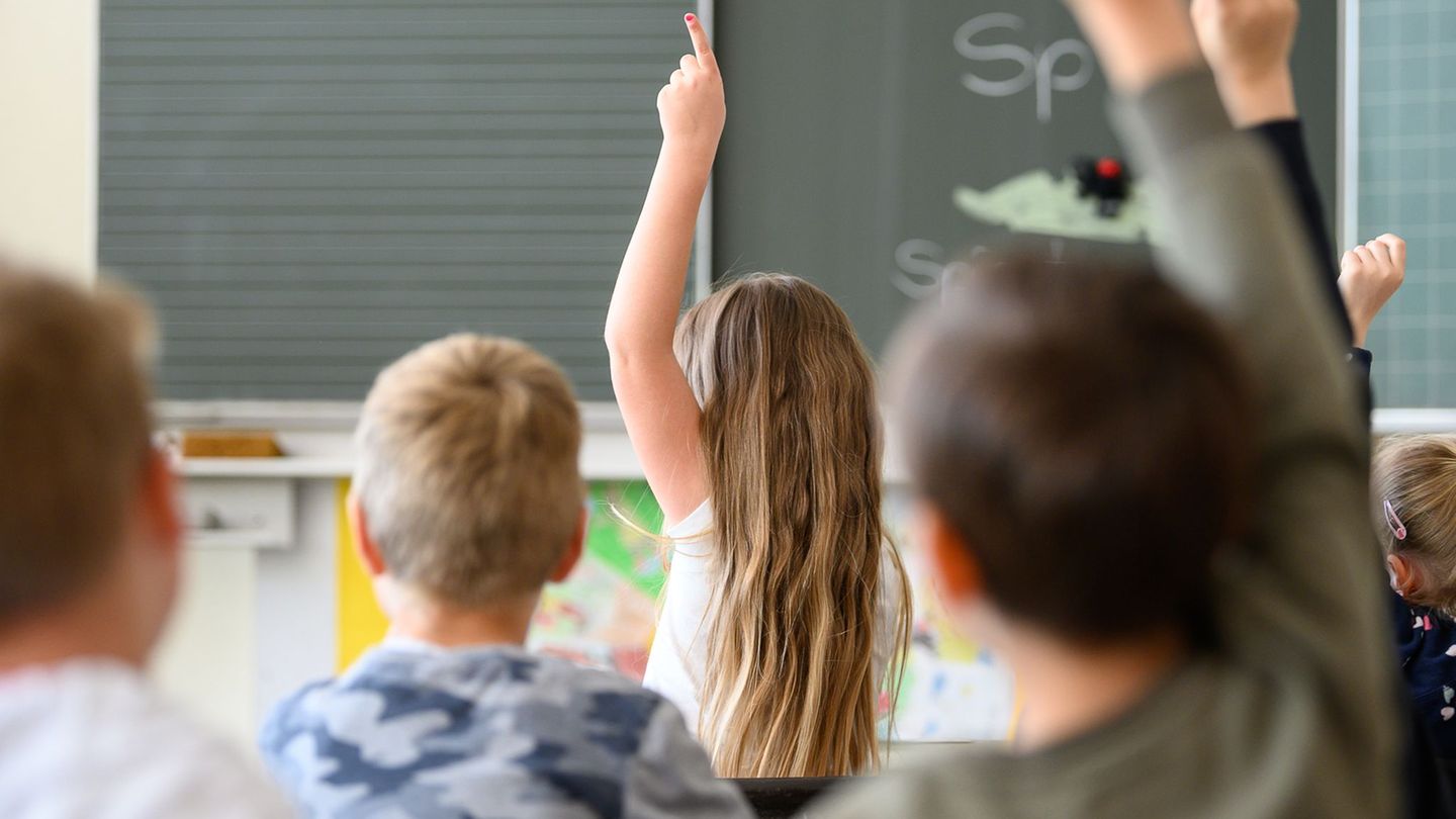 Neues Angebot in Grundschulen soll vor allem Alltagsfragen behandeln. Foto: Sebastian Gollnow/dpa