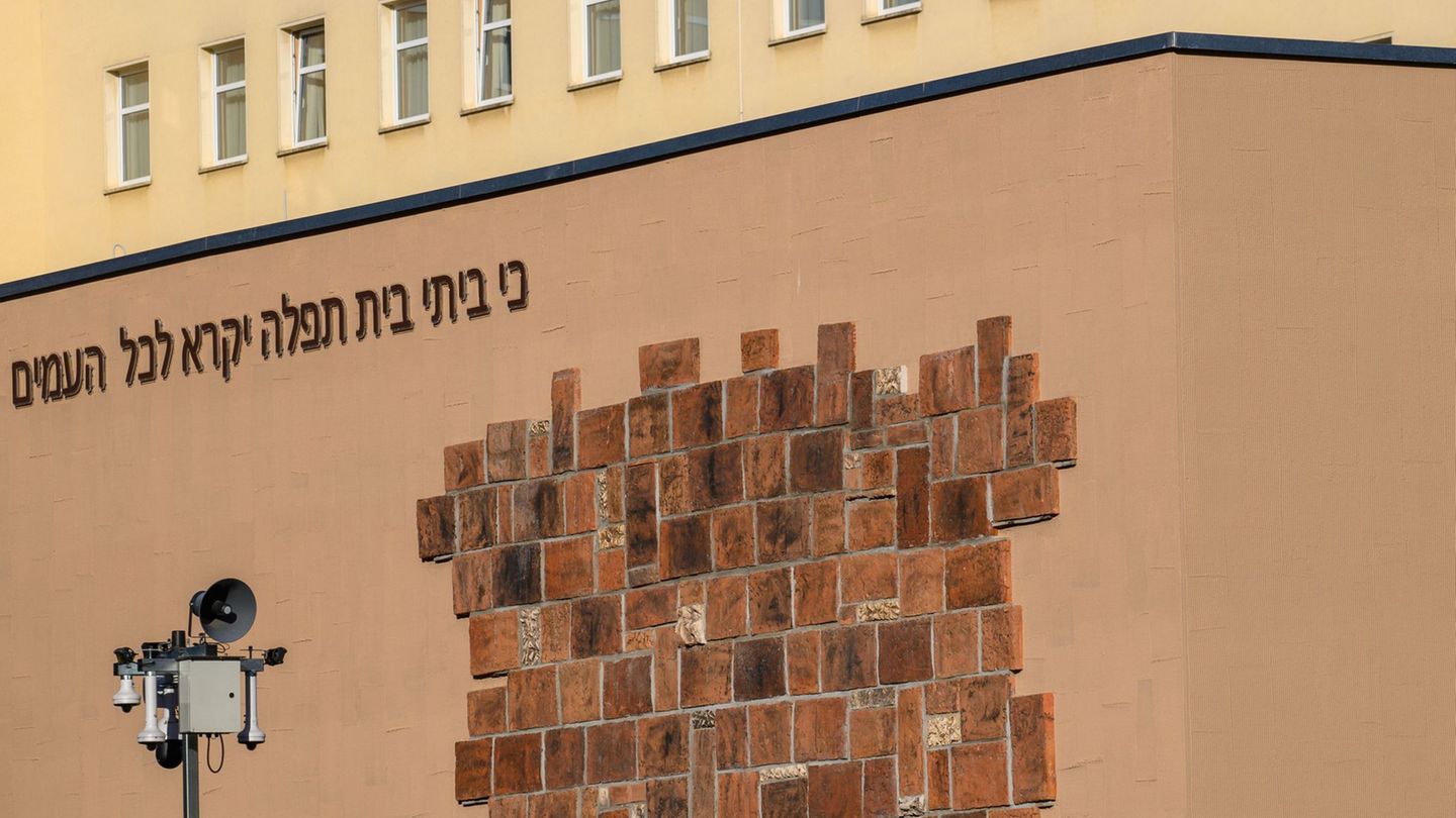 Die Tora ist das Herzstück jüdischen Glaubens. In Magdeburg wird eine neue Torarolle eingeweiht. (Archivbild) Foto: Klaus-Dietma