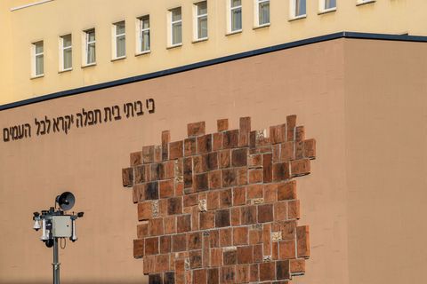 Die Tora ist das Herzstück jüdischen Glaubens. In Magdeburg wird eine neue Torarolle eingeweiht. (Archivbild) Foto: Klaus-Dietma