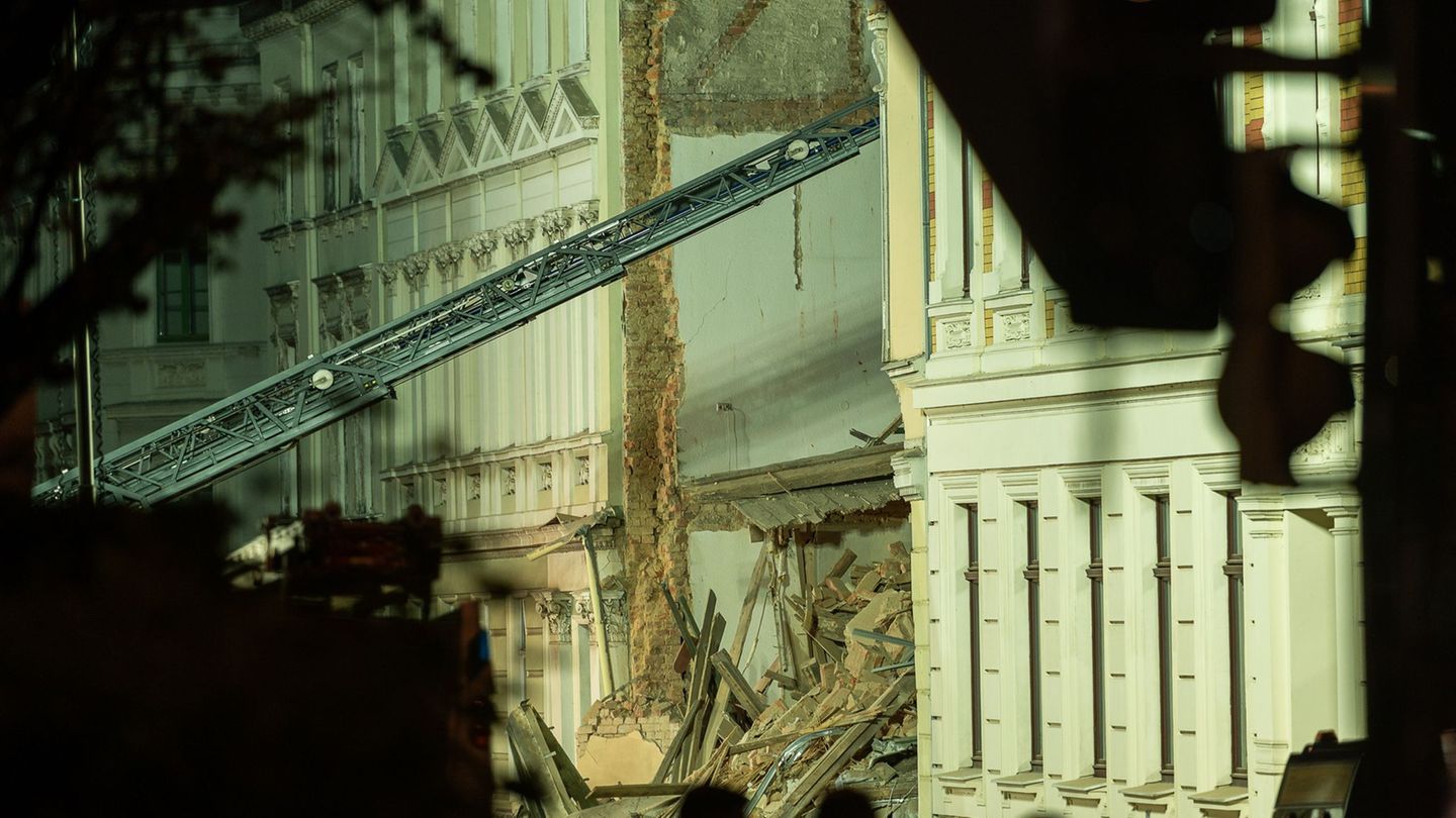 Eine Gasexplosion könnte das Haus zum Einsturz gebracht haben. Foto: Paul Glaser/dpa