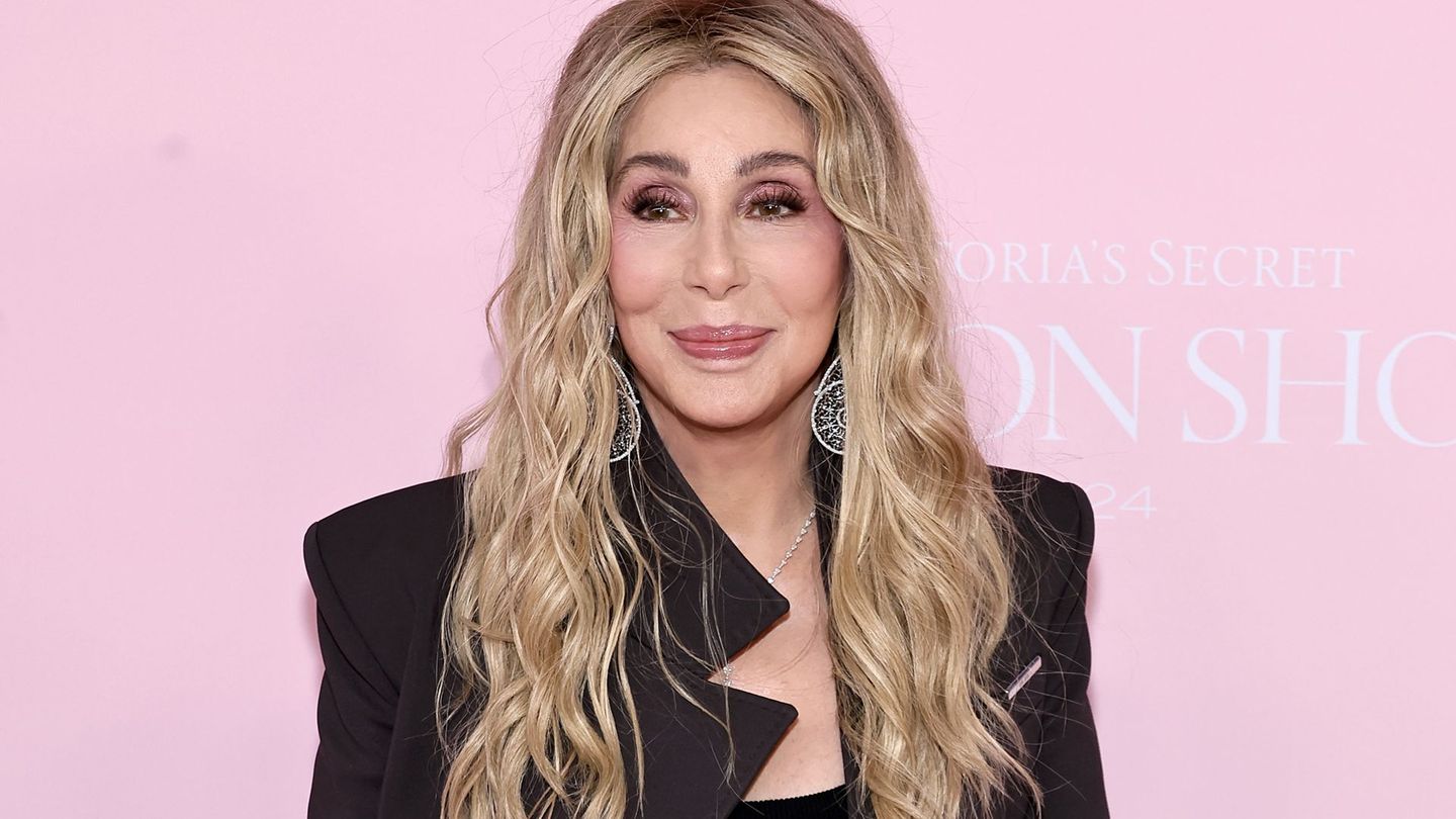 Sie ist und bleibt das große Vorbild für alle Stars, die nicht altern wollen: Cher ist inzwischen 80, sieht aber definitiv nicht danach aus.