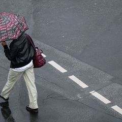 Die nächsten zwei Tage brauchen die Menschen in Hessen noch einen Regenschirm. Foto: Boris Roessler/dpa