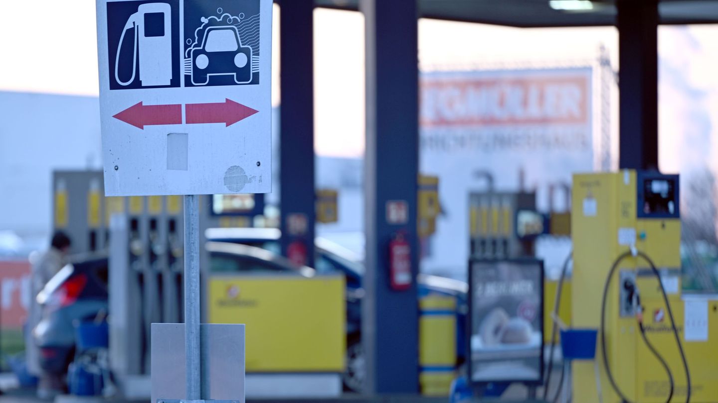 In Bayern hat der Auswertung zufolge rund jede vierte Tankstelle gegen die 12-Uhr-Regel verstoßen, in NRW lediglich knapp jede S