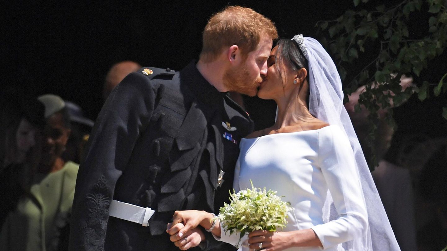 Prinz Harry und Meghan küssen sich auf ihrer Hochzeit