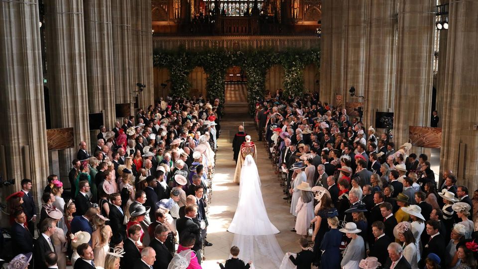 Meghan Markle läuft in ihrem Hochzeitskleid zum Altar