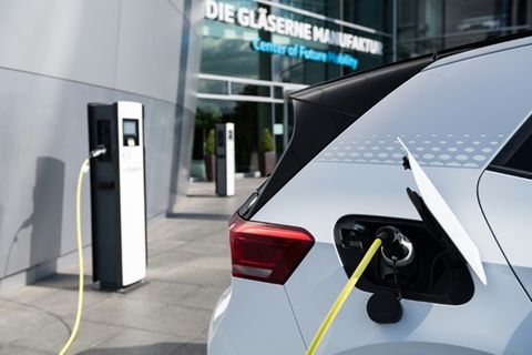Ladestation vor Volkswagen-Werk in Dresden