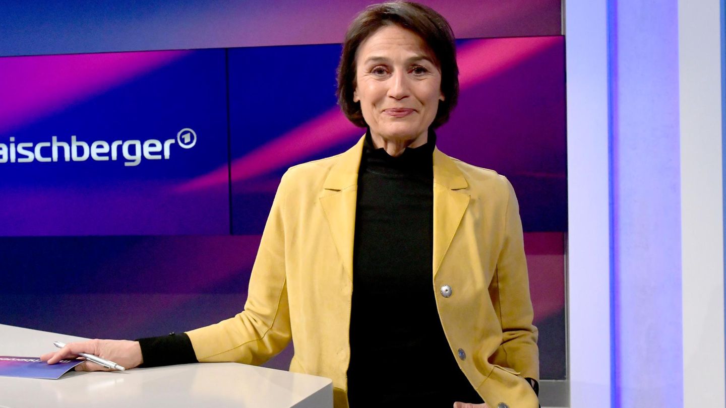 Sandra Maischberger steht im TV-Studio und blickt in die Kamera